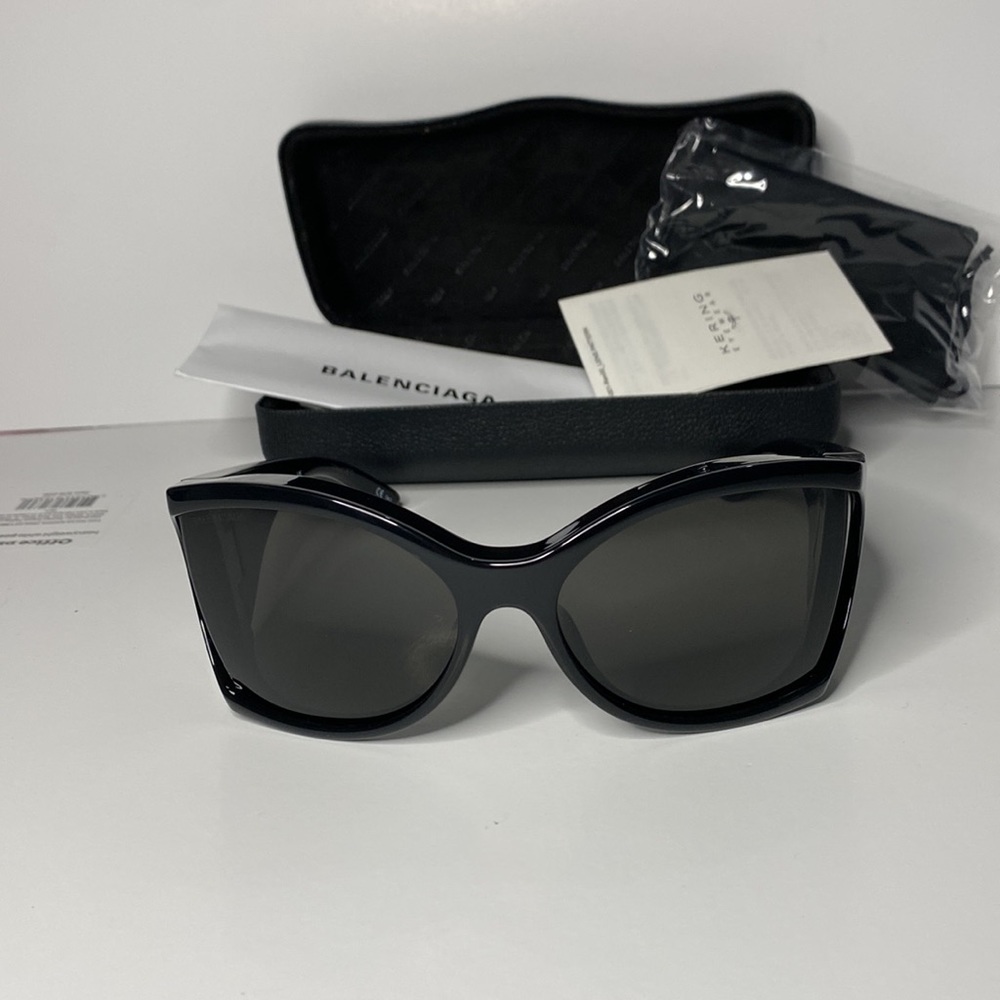 This butterfly Balenciaga sunglass BB0154s black frame with grey lenses. - Picture 6 of 14